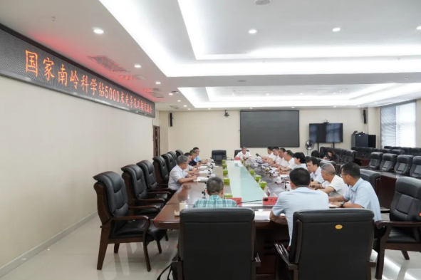 中国地质科学院总地质师王登红率队来湘对接交流国家南岭科学钻5000米先导孔工作